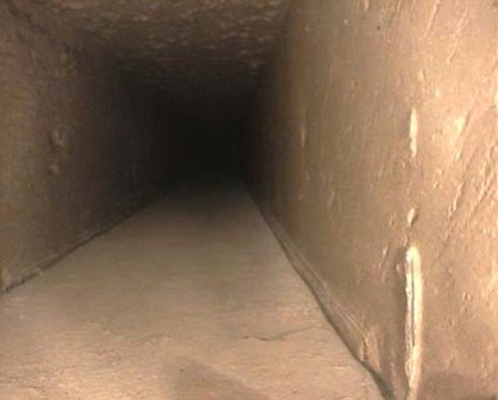 Робот проник за закрытую дверь в туннеле пирамиды Хеопса ... 