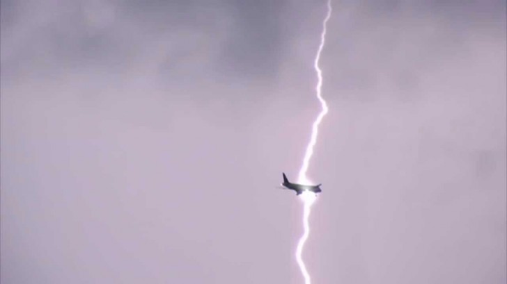 Когда в самолет ударила молния, пассажиры увидели лик Богоматери