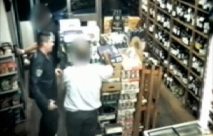 В Великобритании грабитель загипнотизировал продавца магазина