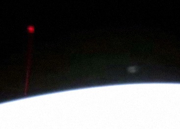 Камера МКС засняла сферу и красный лазерный луч