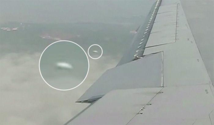 НЛО пролетел рядом с крылом самолета