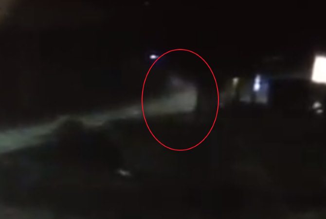 Камера видеонаблюдения засняла во дворе призрака