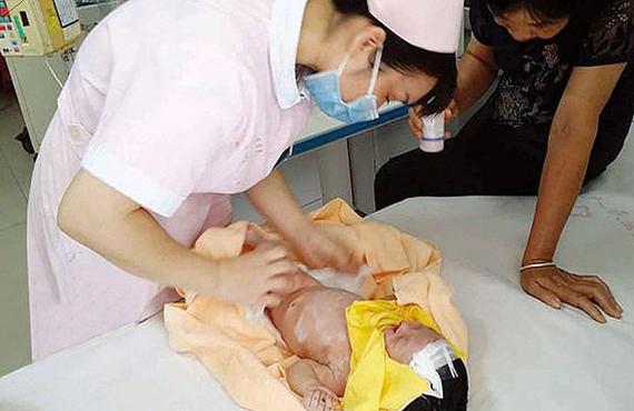 В Китае грудной ребенок ожил после 8 дней в могиле