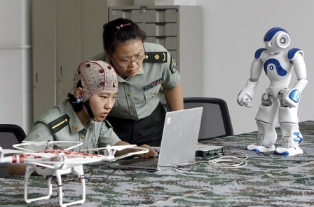 Китайская армия обучает курсантов управлять роботами силой мысли
