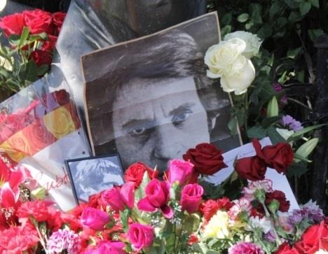 Десятки людей на Ваганьковском кладбище увидели призрак Высоцкого