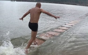 Шаолиньский монах пробежал 125 метров по воде