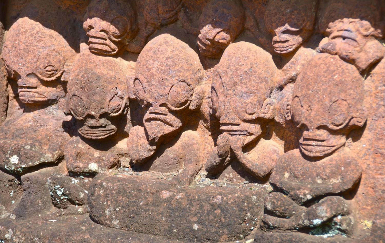 Древние статуи рептилоидов на острове Нуку-Хива - Загадочные