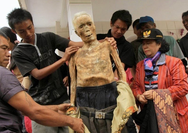 Странные погребальные обряды Индонезии 11584401
