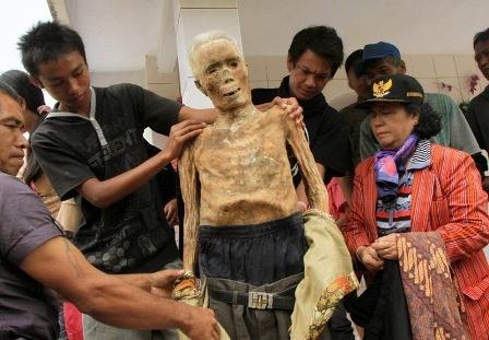 Странные погребальные обряды Индонезии