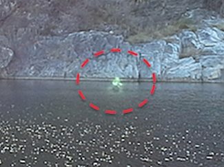 Туристы засняли странное зеленоватое существо на озере