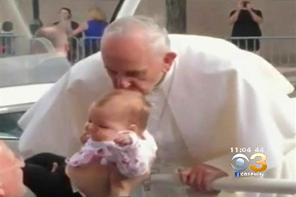 Опухоль в голове у малыша уменьшилась после поцелуя Папы Римского