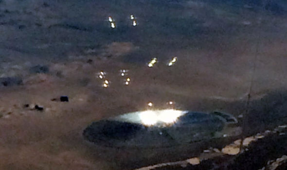 В районе Зоны 51 с самолета засняли странный диск и огни над ним