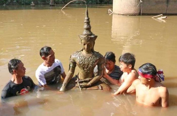 Древнюю статую Будды обнаружили на дне благодаря 