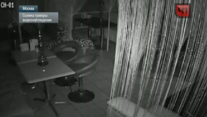В московском кафе камера засняла как невидимки двигали мебель