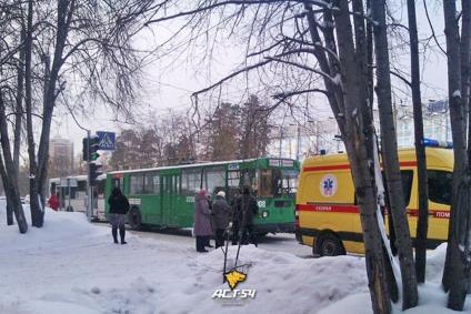 В Новосибирске автобус №13 врезался в троллейбус №13 в 13 часов дня