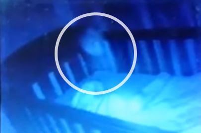 Видеоняня зафиксировала призрачный силуэт над детской кроваткой