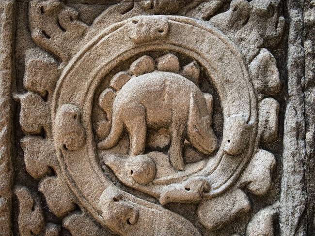 Динозавр из развалин Камбоджийского храма Ангкор