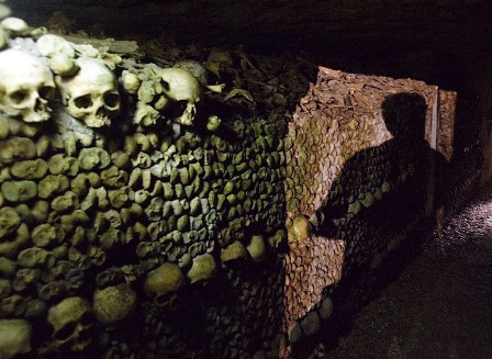 В глубинах парижских катакомб