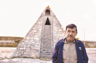 Мексиканец построил пирамиду в стиле ацтеков по инструкциям пришельцев