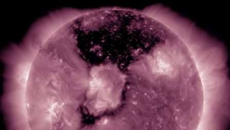 НАСА опубликовало видео с огромной корональной дырой на солнце