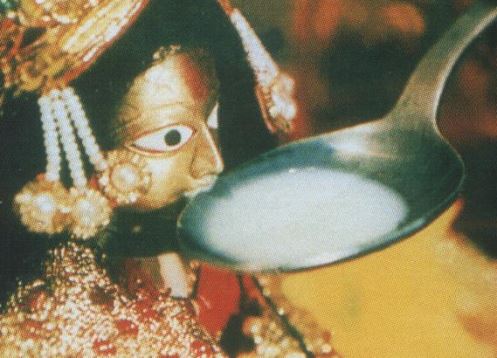 Молочное чудо: Как в 1995 году статуи индуистских богов пили молоко