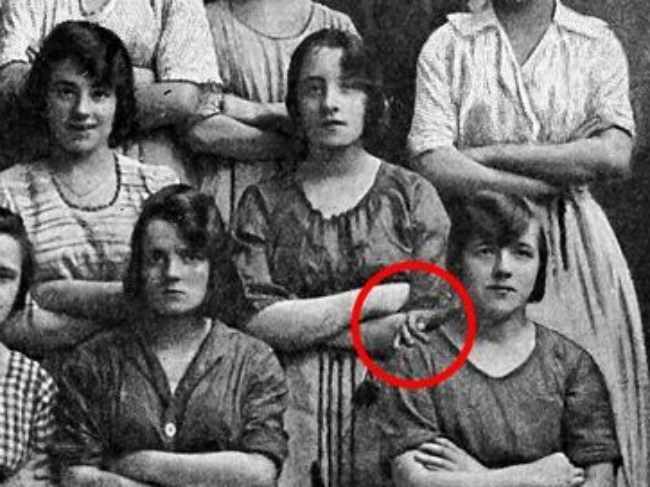 Рука призрака найдена на фотографии 1900 года