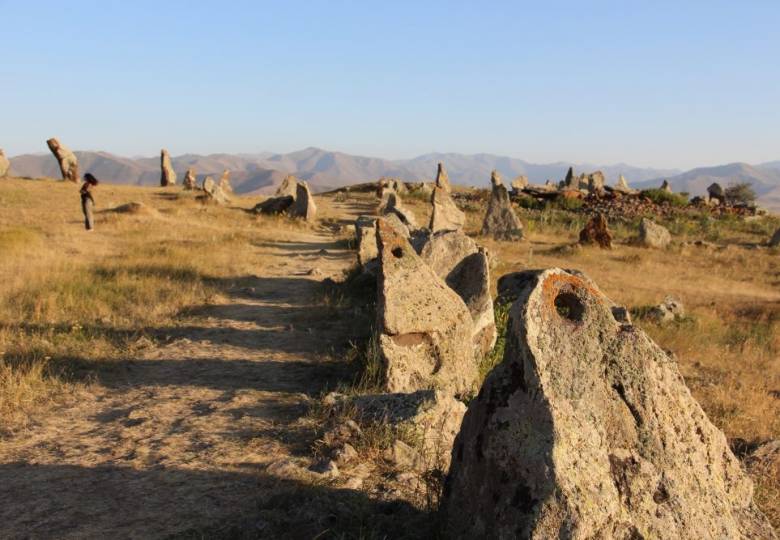 Загадка мегалитов из армянского комплекса Зорац-Карер (6 фото)