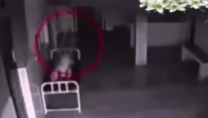 В китайской больнице сняли на видео как из пациента вылетела душа