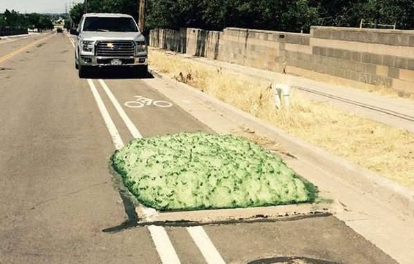 Токсичная зеленая пена вылезла из канализации в штате Юта