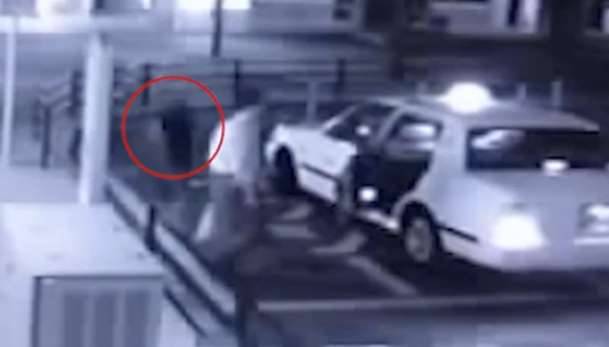 В сети обсуждают видео, где в такси пытается сесть призрак девушки