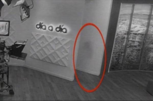 Камера видеонаблюдения сняла призрак в телестудии Колумбии