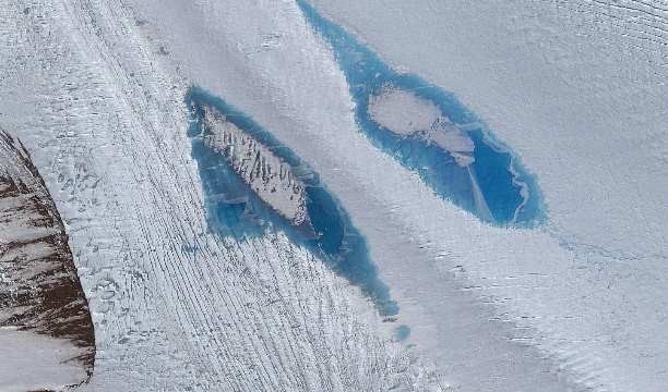 Внезапно появившиеся в Антарктиде голубые озера напугали ученых