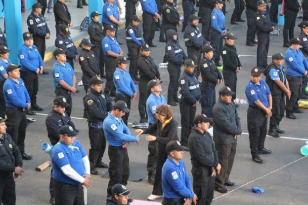 Мексиканские школьные полицейские массово занялись медитацией