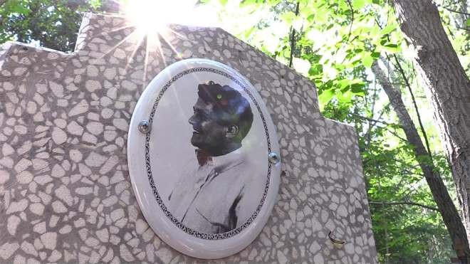 Странности на омском кладбище: Нашли могилу с портретом Карлоса Кастанеды