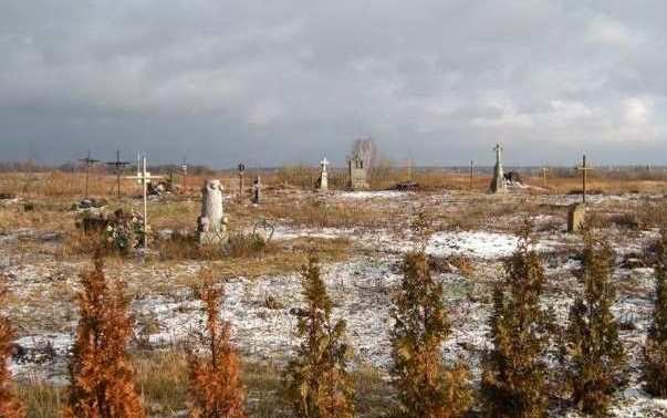 По кладбищу Луцка бродит белый призрак, пугая посетителей