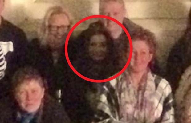 Лицо призрачной женщины на снимке туристов в английском особняке 19675733