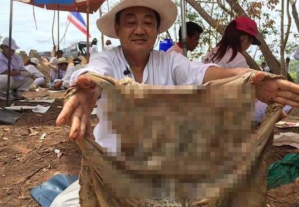 На кладбище Таиланда нашли скелет с нетленной кожей, на которой были магические татуировки