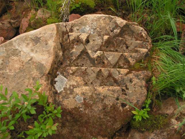 В Якутии нашли странный камень с треугольными узорами