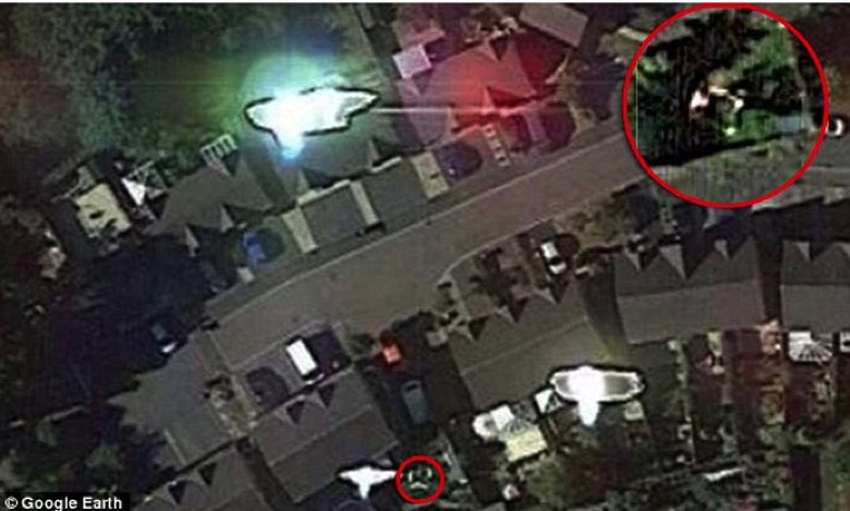 Камера Google Earth засняла момент похищения человека инопланетянами?