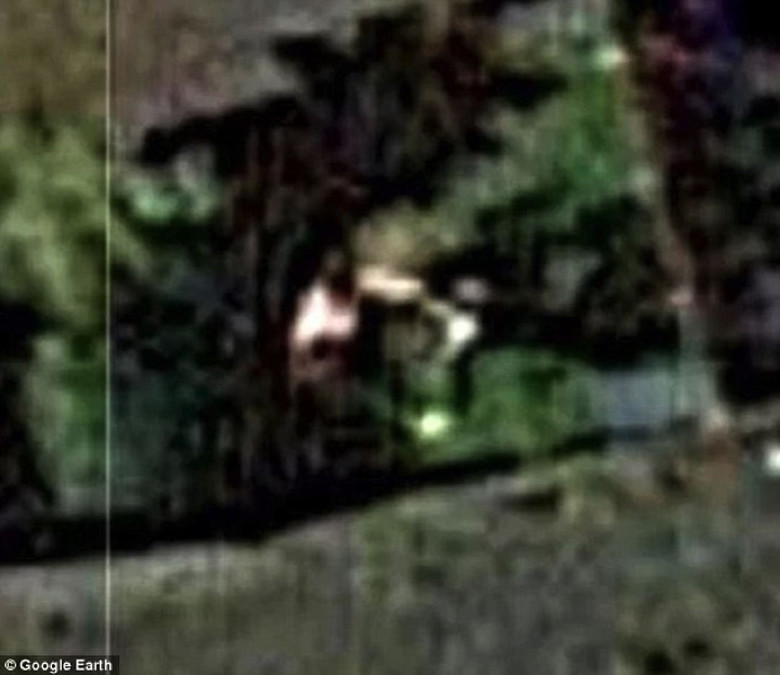 Камера Google Earth засняла момент похищения человека инопланетянами?