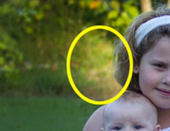 На семейном фото разглядели полупрозрачное лицо погибшего младенца