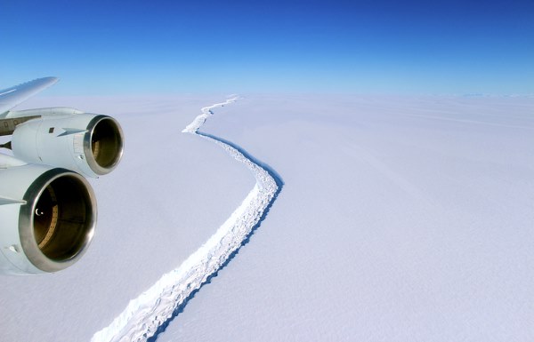 Крупнейший в истории айсберг отколется от антарктического ледника в течении ближайших месяцев