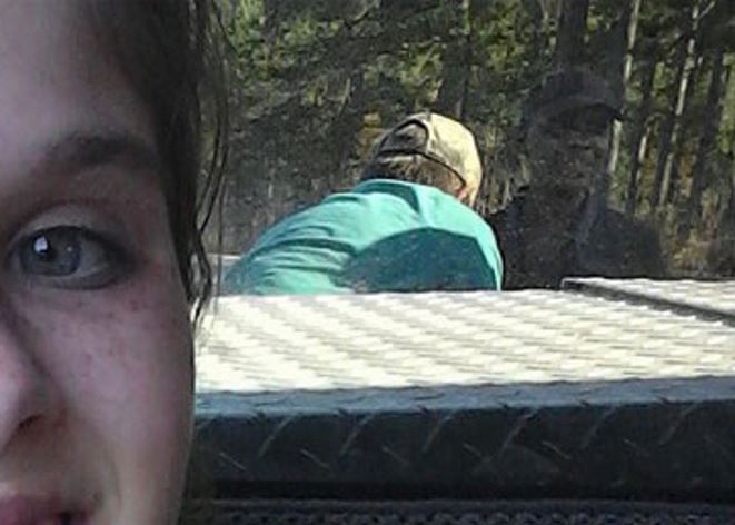 Делая селфи, девочка сфотографировала прозрачного мужчину на заднем фоне