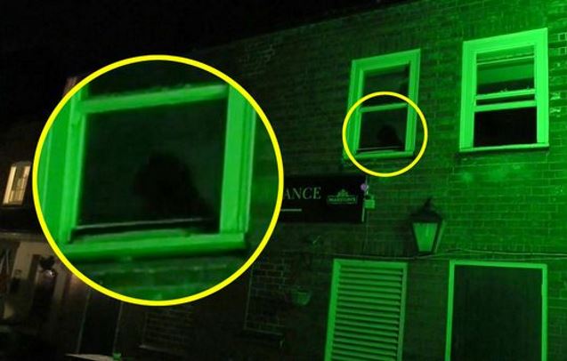 Призрак черного монаха попал на видео, мелькнув в окне закрытого паба