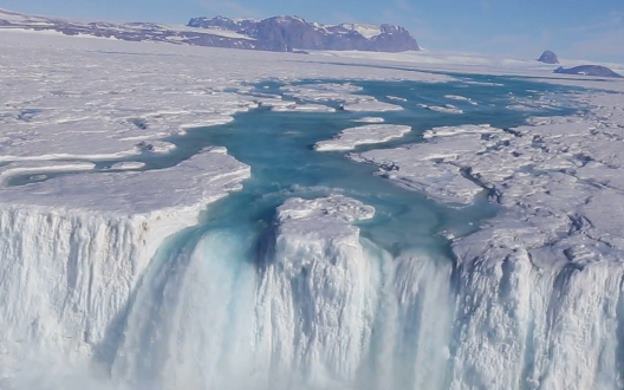 В Антарктиде засняли сотни озер, рек и даже водопады из талой воды