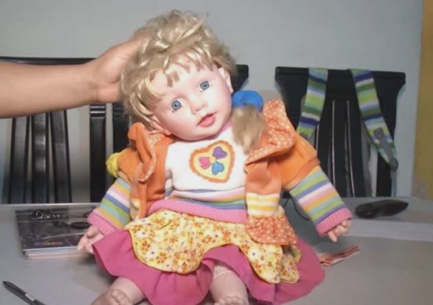 Семья из Перу боится куклы, в которую, по их словам, вселился злой дух