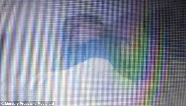 На видео попал ребенк-призрак, спящий в одной кровати с реальным ребенком