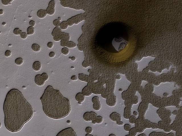 На южном полюсе Марса нашли огромную яму