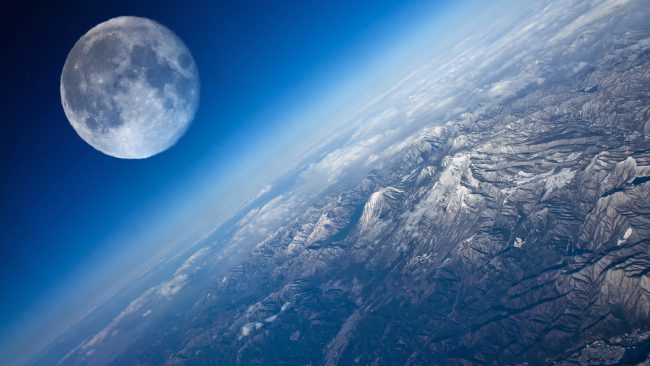 Российский астроном считает Луну подарком пришельцев