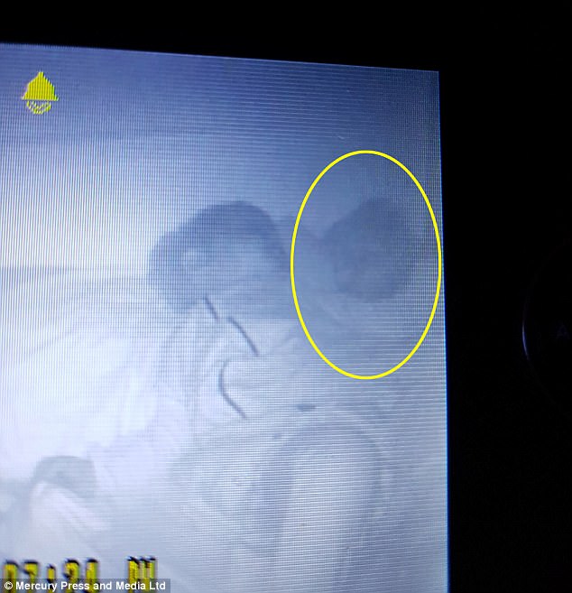 На видео попал ребенк-призрак, спящий в одной кровати с реальным ребенком